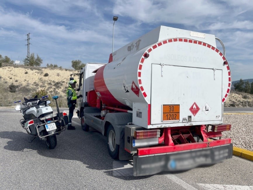 Camión inmovilizado por la Guardia Civil en la A-316 en la provincia de Jaén.