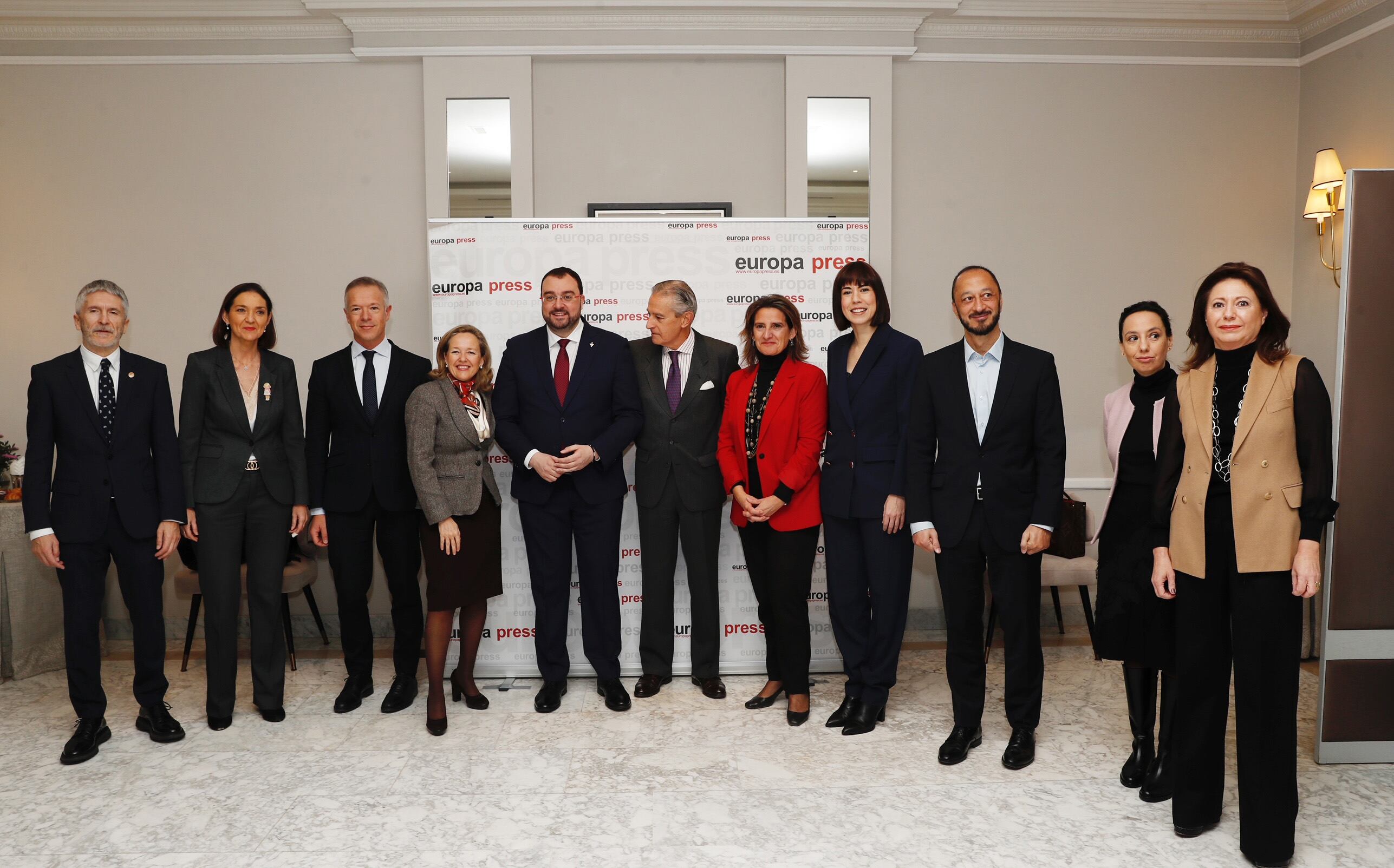 Cinco ministros (Asuntos Económicos, Interior, Industria, Transición Ecológica y Ciencia) han asistido a la conferencia de Barbón. En la imagen, el presidente junto a los representantes del Gobierno Central y directivos de Europa Press.