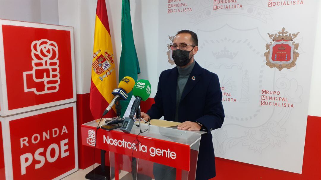 El concejal socialista José Carlos Tirado, durante su intervención ante la prensa