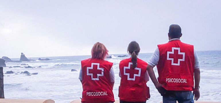 Efectivos de Cruz Roja en Benijos