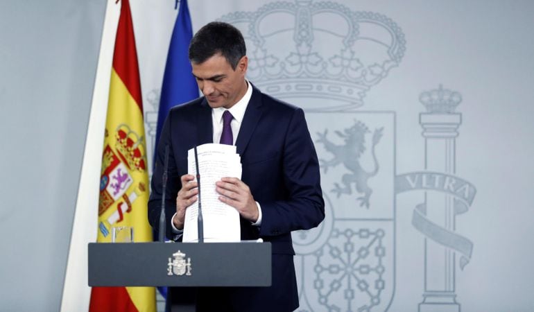 El presidente del Ejecutivo, Pedro Sánchez, tras su comparecencia en el Palacio de La Moncloa en la que ha hecho un balance de su gestión cuando se cumplen dos meses de su Gobierno.