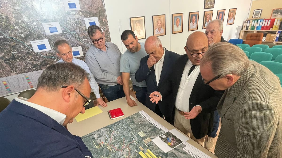 El conseller de Agricultura y el representante de los regantes sobre el proyecto de eficiencia hídrica de Callosa d'En Sarrià