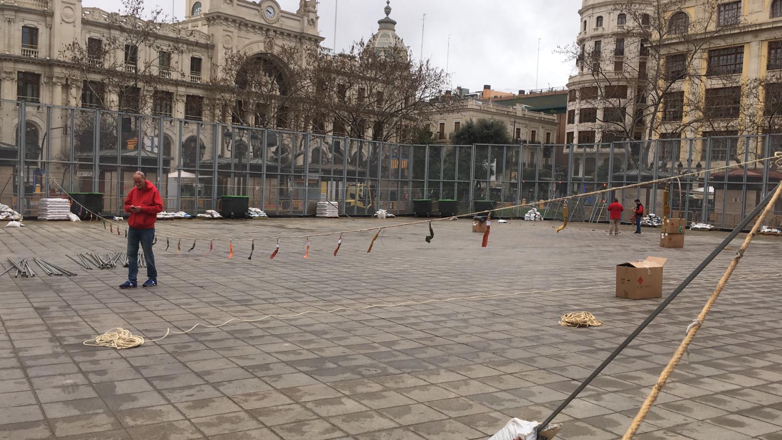 Pirotecnia Zarzoso desmontando la mascletà que iba a ser disparada este lunes en la plaza del Ayuntamiento de València