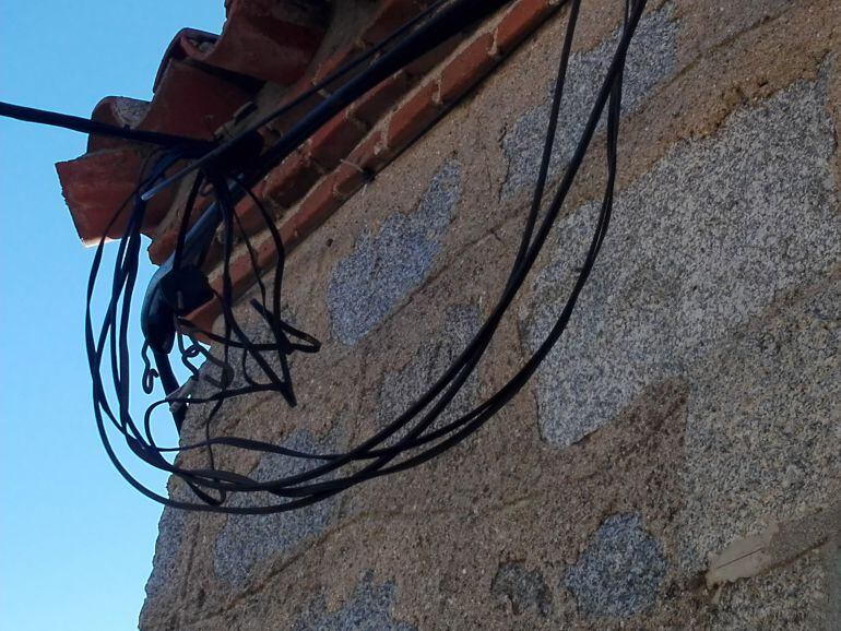 Cables sueltos en la calle Río Alberche