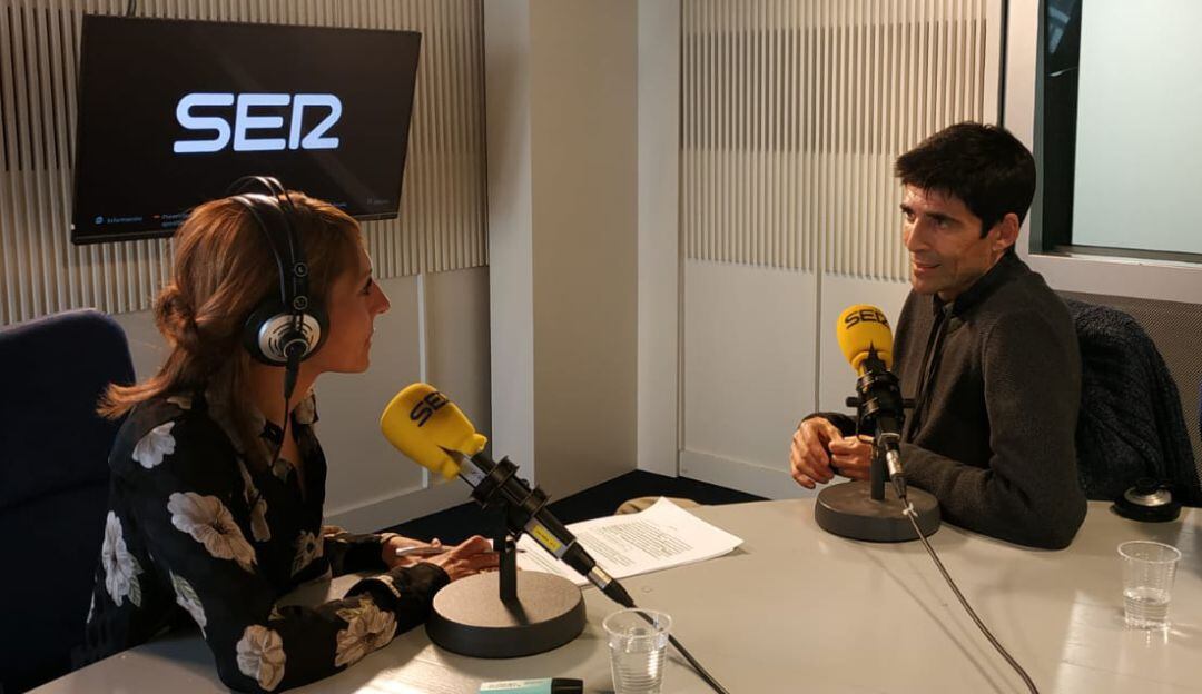 Julián Ríos, junto a Macarena Berlín en los estudios de la Cadena SER