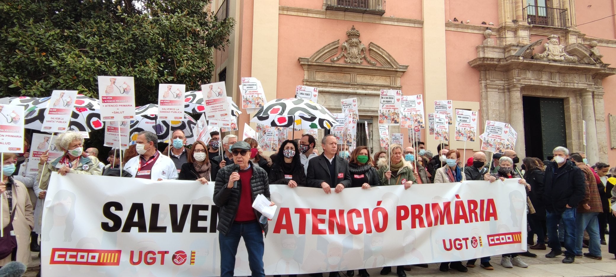 Los sindicatos UGT y CCOO se han concentrado este domingo en València para exigir mejoras en la atención primaria valenciana