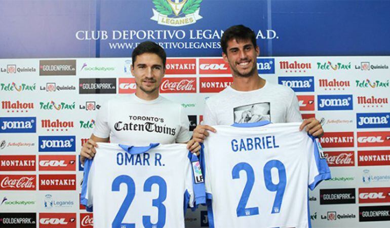 Pires, junto a Omar Ramos, durante su presentación como jugador del C.D. Leganés