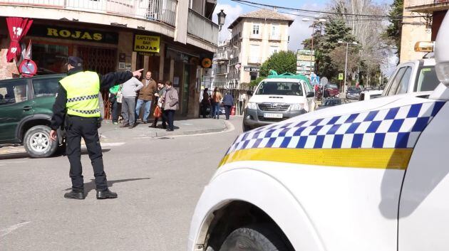 Policía Local de Cazorla controlando el tráfico en la Plaza de la Constitución