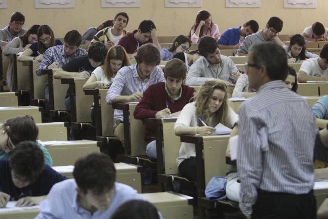 Estudiantes desarrollando la prueba.