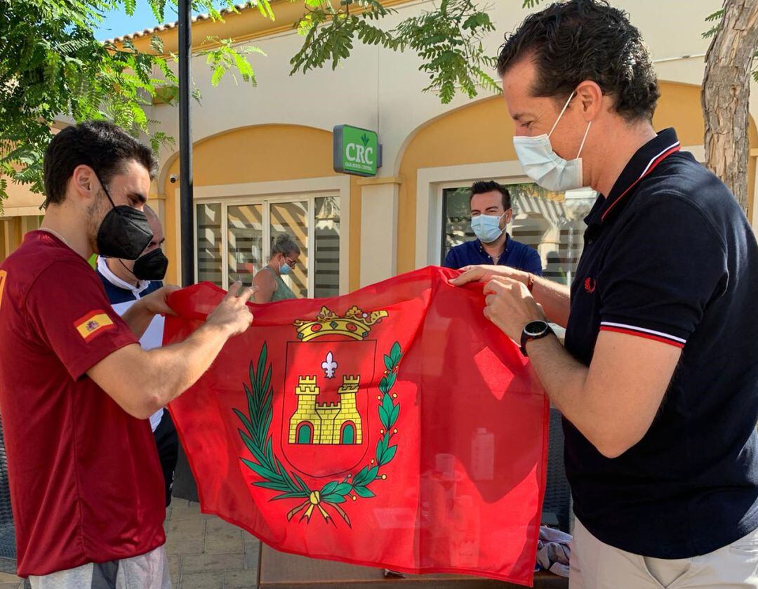 José Quiles recibió la bandera de Elda de manos del alcalde de la ciudad, Rubén Alfaro