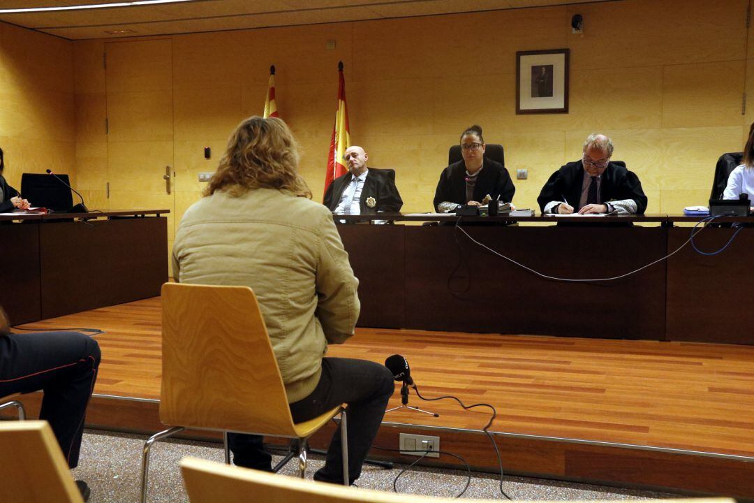 L'acusat d'intentar matar a ganivetades una dona a Palamós durant el judici a l'Audiència de Girona