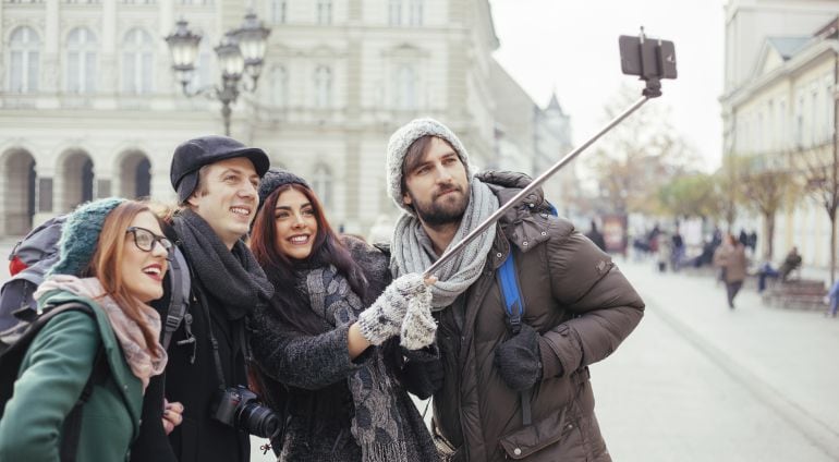 Y es que es una imagen ya típica de la Ciudad, la de los turistas buscando los mejores encuadres para el &quot;autorretrato&quot; digital, con o sin palo.