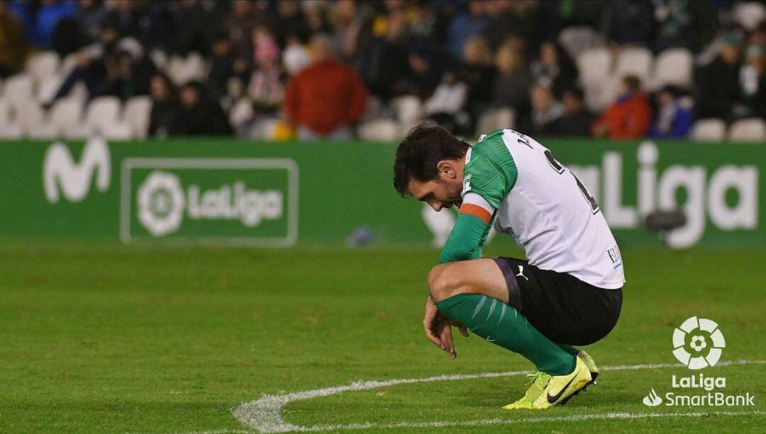 Jordi Figueras se lamenta tras otro gol encajado al final del partido