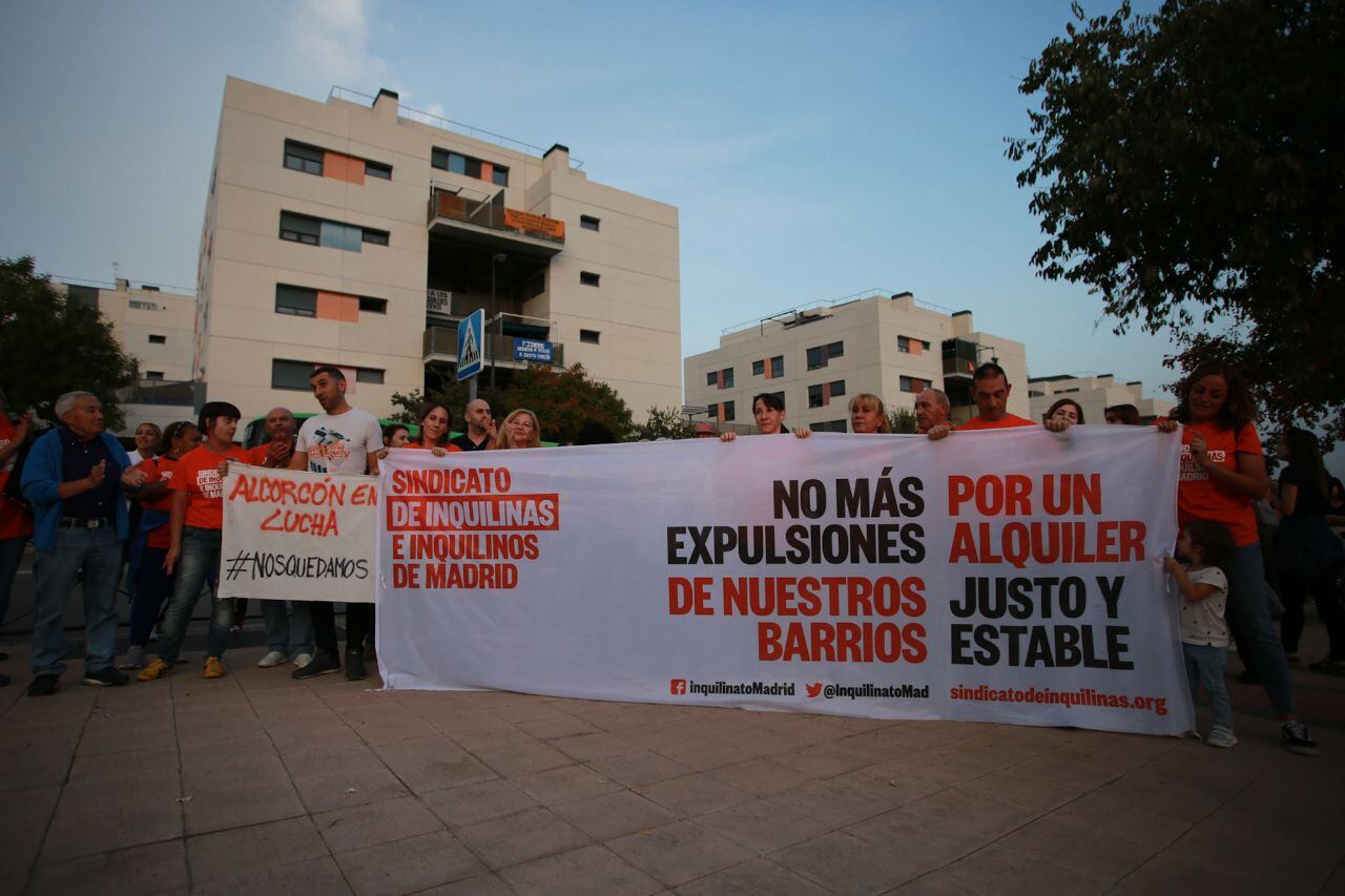 Los vecinos de los edificios de Buenavista afectados por lo que consideran una subida abusiva de sus alquileres, se manifestaron en la tarde del lunes.