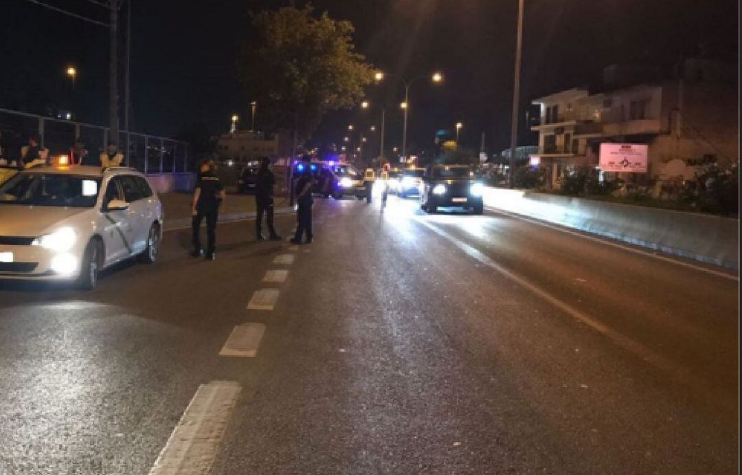 Imagen de archivo de un control policial en la ciudad de Ibiza