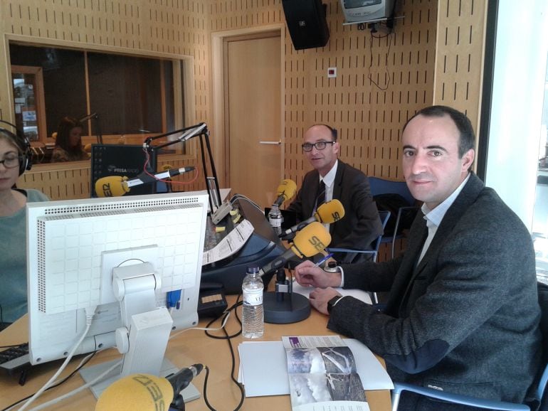 Els caps de llista massanencs minuts abans d'iniciar el debat de SER Andorra.