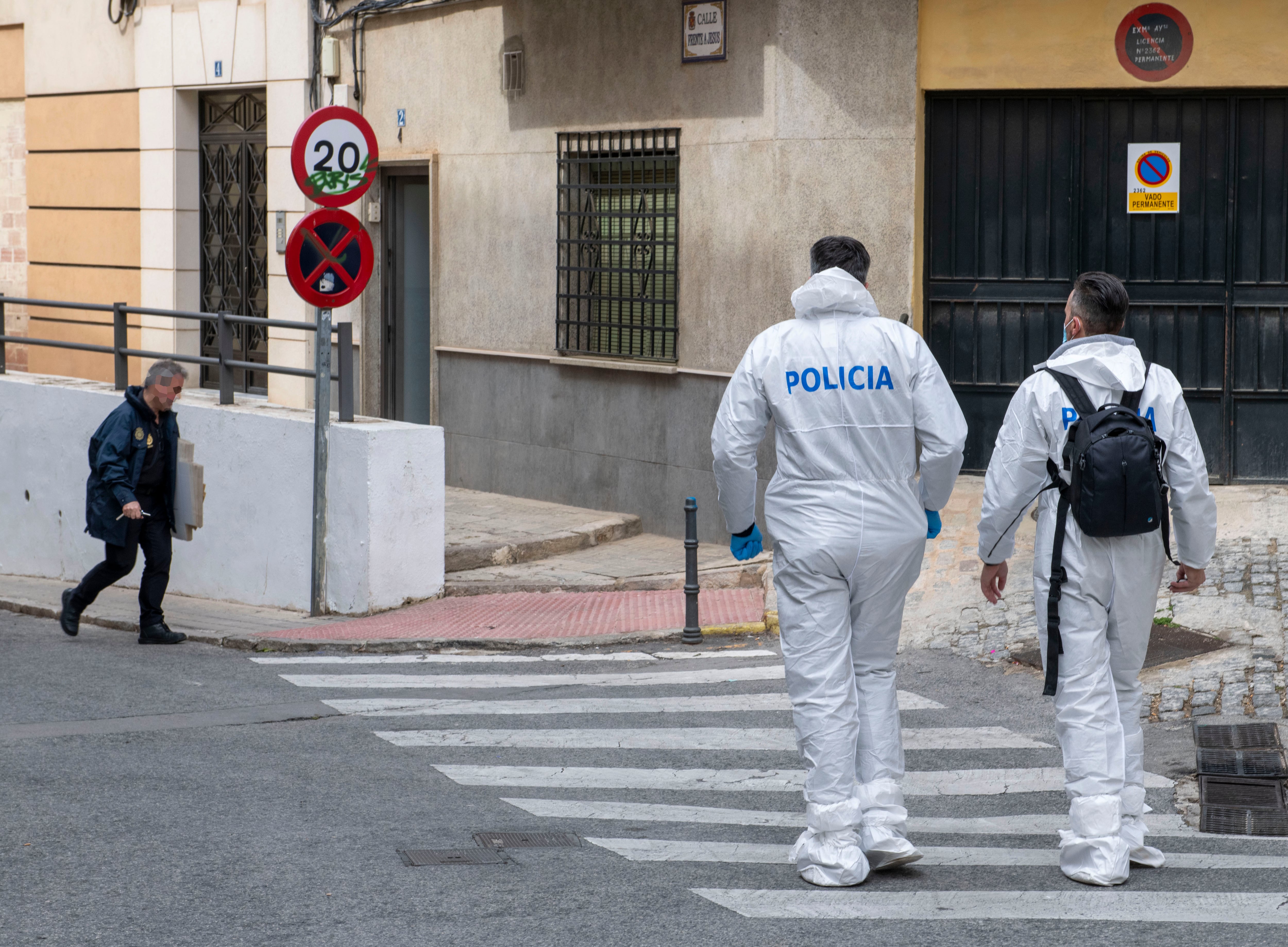 GRAFAND883. JAÉN, 29/04/2024.-La policía científica se dirige a la vivienda en Jaén donde este lunes ha sido encontrado muerto un niño de 6 años y a su madre en estado grave con heridas en los brazos causadas con arma blanca, en un suceso que apunta a una tentativa de suicidio. EFE/José Manuel Pedrosa.
