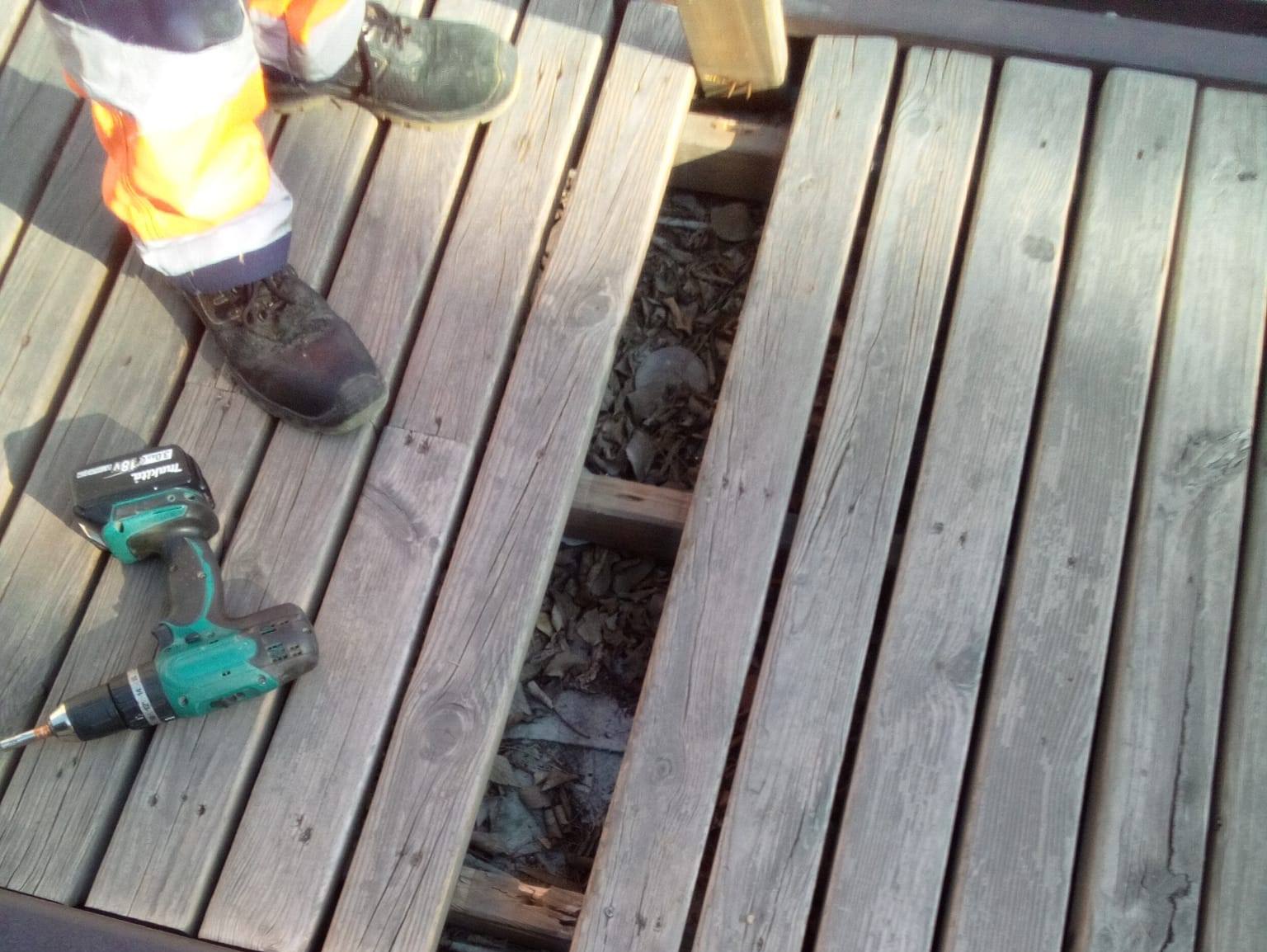 Operarios trabajando en el puente de madera del Grau de Gandia.