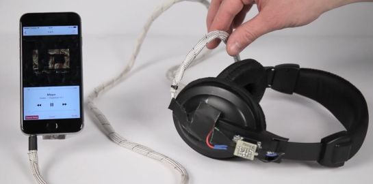 Auriculares que silencian el móvil tan solo presionando el cable