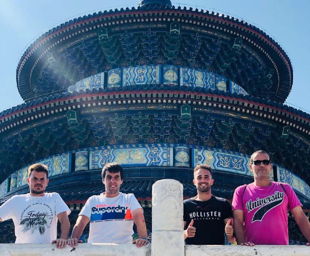 Daniel Ruíz, con camiseta negra, ante un templo chino