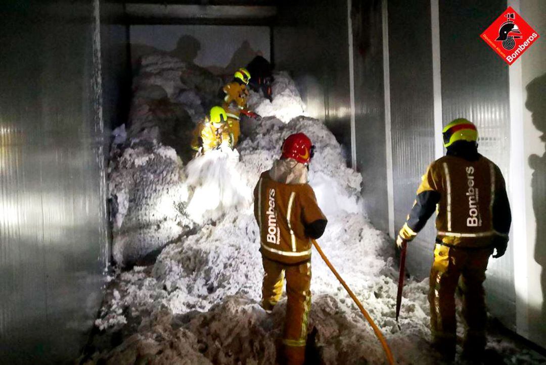 Los bomberos en la extinción de las llamas en Hilaturas Ferre de Banyeres de Mariola