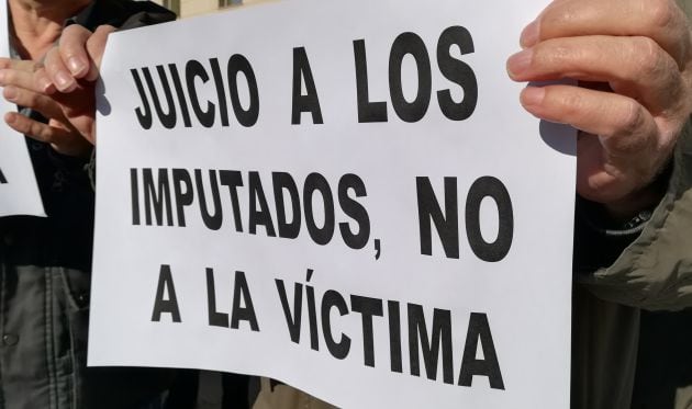 Manifestación en apoyo a la víctima durante el juicio