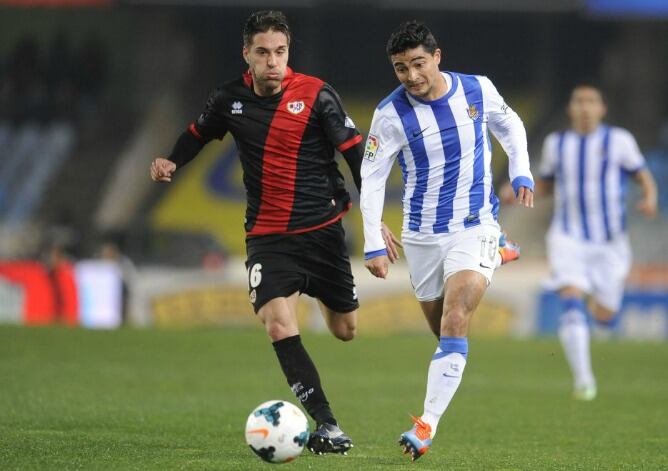 Ruben Rochina pugna por un balón con el Chory Castro en su última visita con el Rayo a Anoeta.