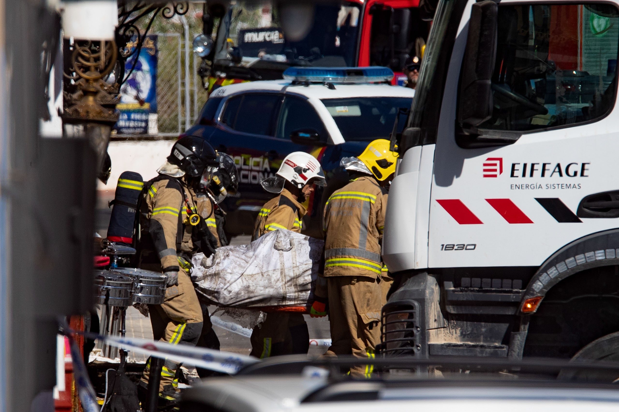 Los equipos de emergencia actúan en la zona del suceso.