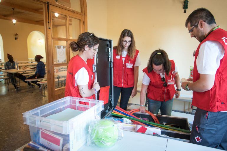 Equipo de Cruz Roja en el centro temporal de acogida de Mérida, Albergue Juvenil &#039;El Prado&#039;, durante la llegada de los 120 migrantes