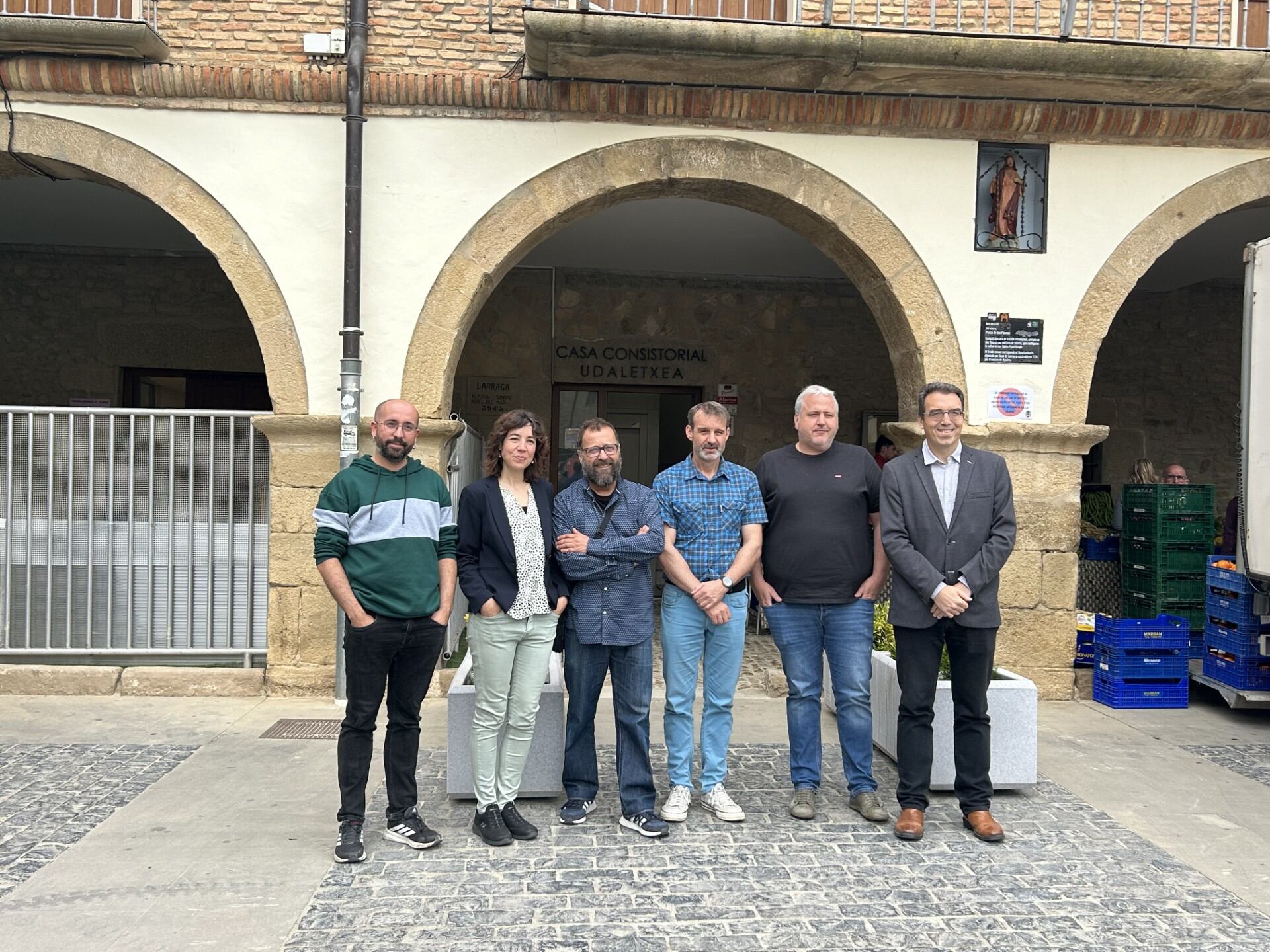 Participantes en el proyecto ALDAXKAK ante la Casa Consistorial de Larraga