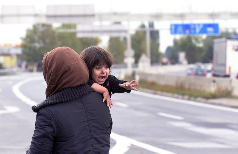 Una niña llora mientras su madre y ella se dirigen a Nickelsdorf (Austria)