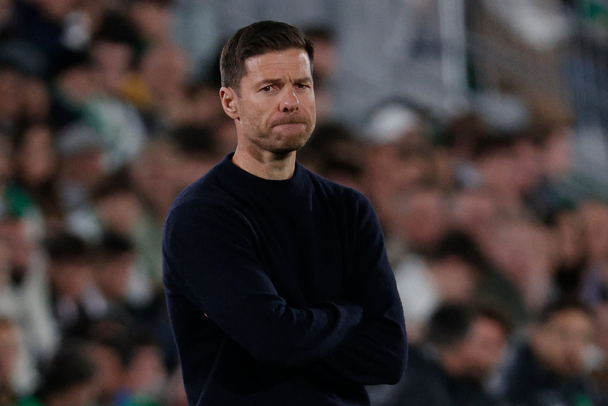 ELCHE (ALICANTE), 23/11/2025.- El entrenador del Real Madrid, Xabi Alonso, durante el partido de LaLiga ante el Elche, este domingo en el estadio Martínez Valero. EFE / Manuel Bruque