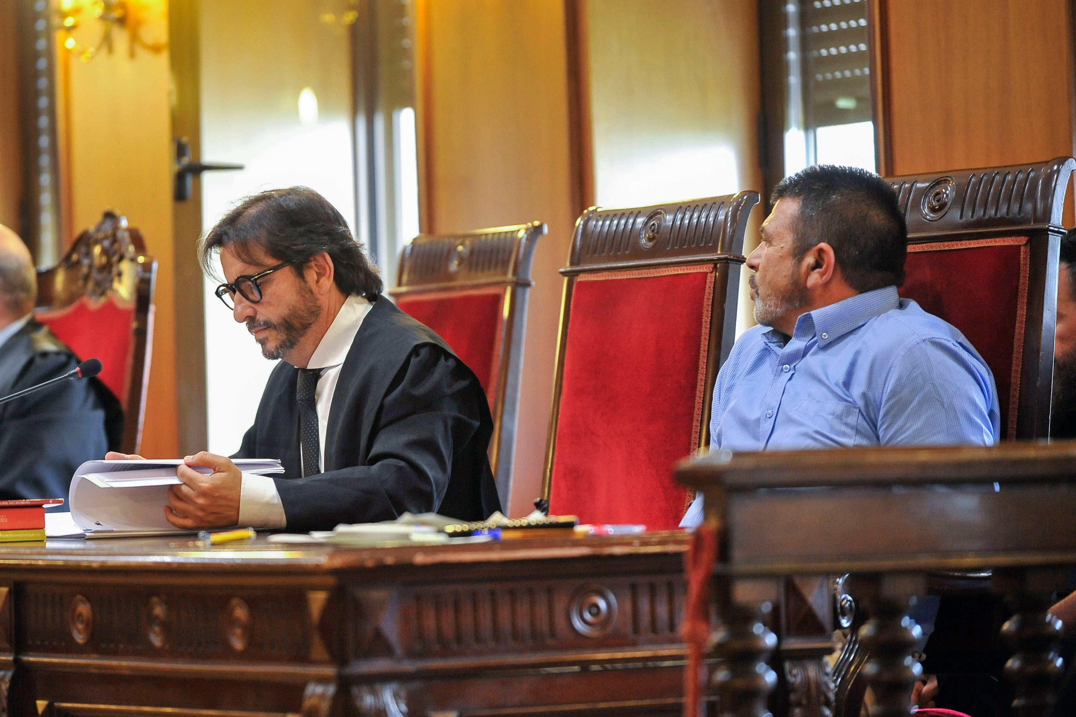 ALBACETE, 23/05/2025.- El acusado de matar a tiros, en 2023, a dos personas en el barrio de La Estrella, en Albacete y para quien el fiscal pide un total de 50 años de cárcel, acompañado de su abogado, durante el juicio que se sigue contra él en Audiencia Provincial. EFE/ Manu&quot; #POOL#
