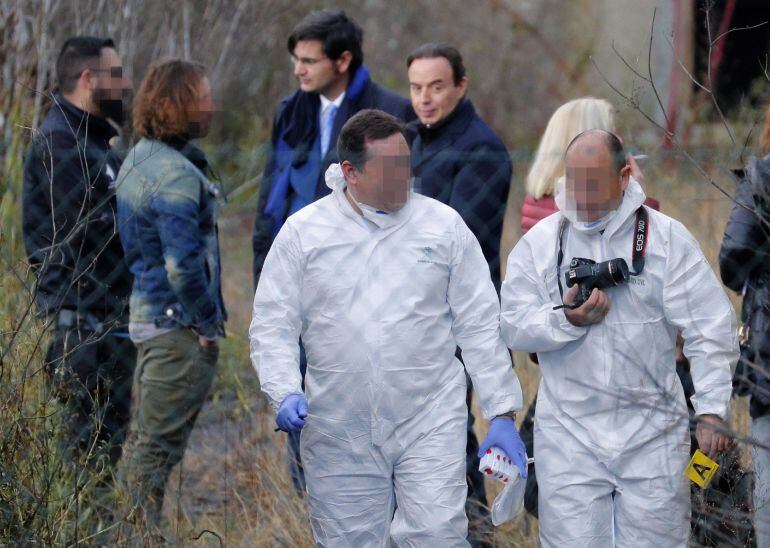 La unidad nde la Guardia Civil, efectivos de Criminalística acompañados por la UCO y abogado de los padres, Ricardo Pérez Lama (detrás, d) que ejerce la acusación particular, y el juez titular del Juzgado número 1 de Ribeira, Félix Isaac Alonso, (detrás, 