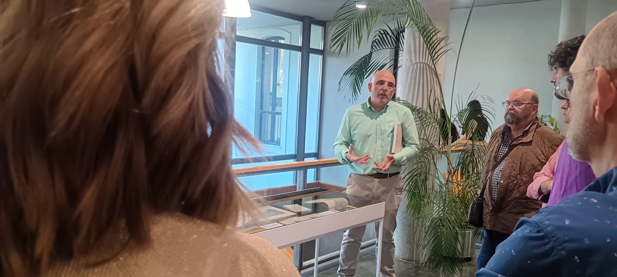 El fotógrafo AJ González atiende al publico en la exposición "Cuando la foto conoció al libro" en la Biblioteca Central de Córdoba