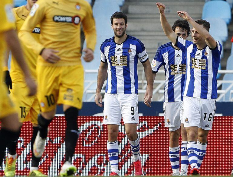 GRA252. SAN SEBASTIÁN, 08/03/2015.- El centrocampista de la Real Sociedad Sergio Canales (d) celebra su gol, el primero del equipo ante el Espanyol, durante el encuentro de la vigésima sexta jornada de la liga de Primera División que se juega hoy en el estadio de Anoeta de San Sebastián. EFE/Javier Etxezarreta