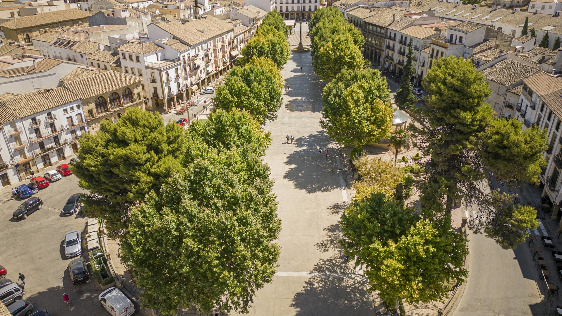 Panorámica del Paseo de la Constitución de Baeza, declarada junto a Úbeda, ciudad Patrimonio Mundial en 2003