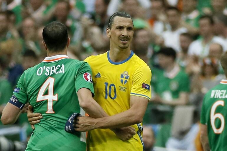 Zlatan Ibrahimovic saluda a O&#039;Shea 