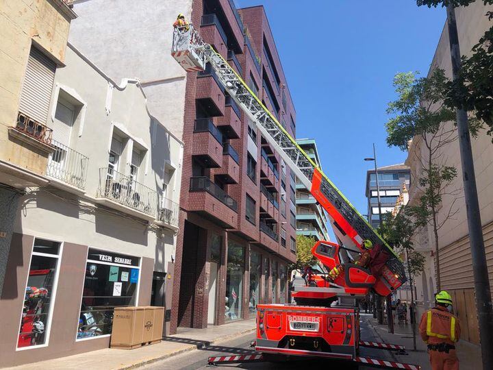 Los Bomberos trabajan en el rescate de un gato en Gandia.