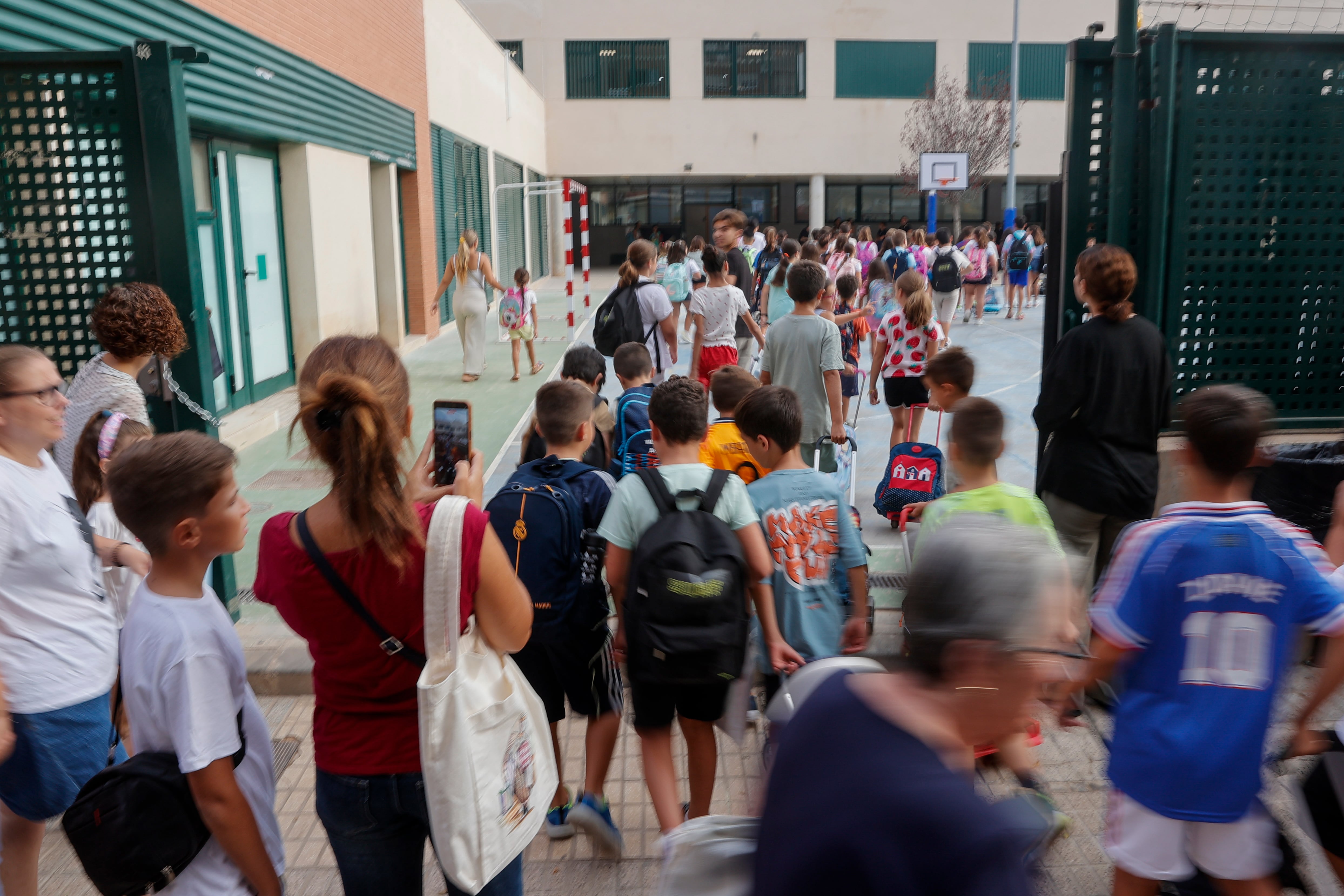 GRAFCVA9110. PAIPORTA (VALENCIA), 08/09/2025.- Varios niños acceden a las instalaciones del Colegio Público Rosa Serrano en Paiporta, Valencia. EFE/Manuel Bruque