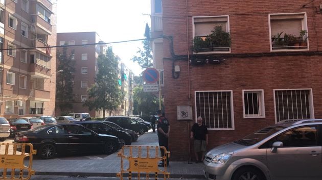 Un agente, en el barrio donde vivía el argelino de 29 años que ha sido abatido al entrar armado con un cuchillo en una comisaría de los Mossos Cornellà.