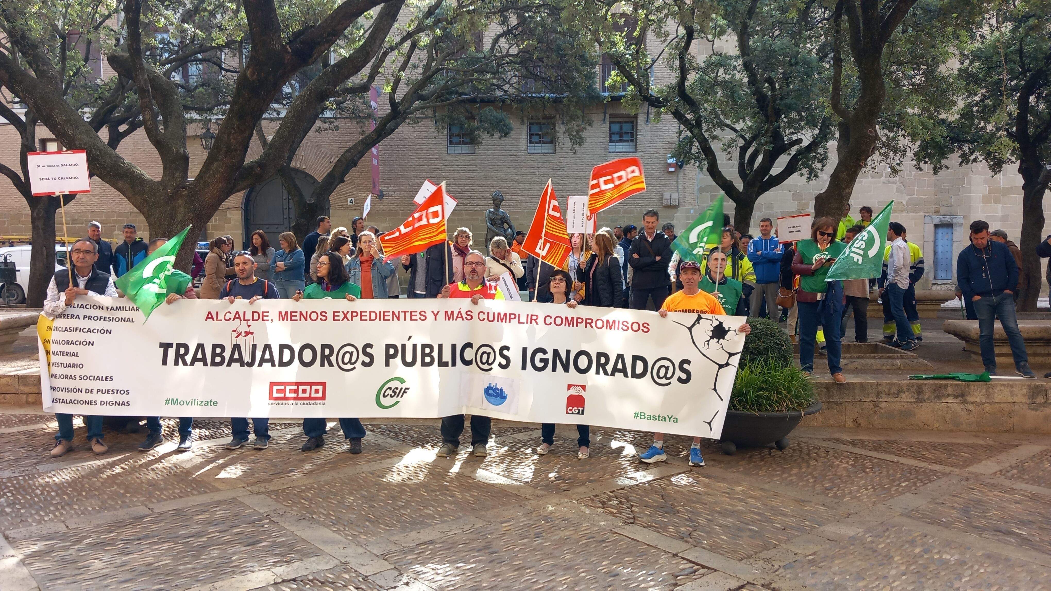 Trabajadores concentrados en la plaza de la Catedral frente al Ayuntamiento