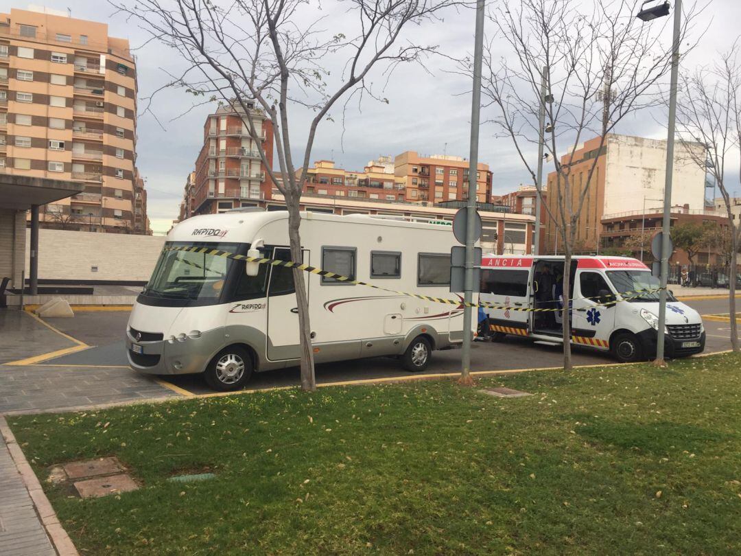 Autocaravana del matrimonio italiano en el Hospital Provincial de Castelló