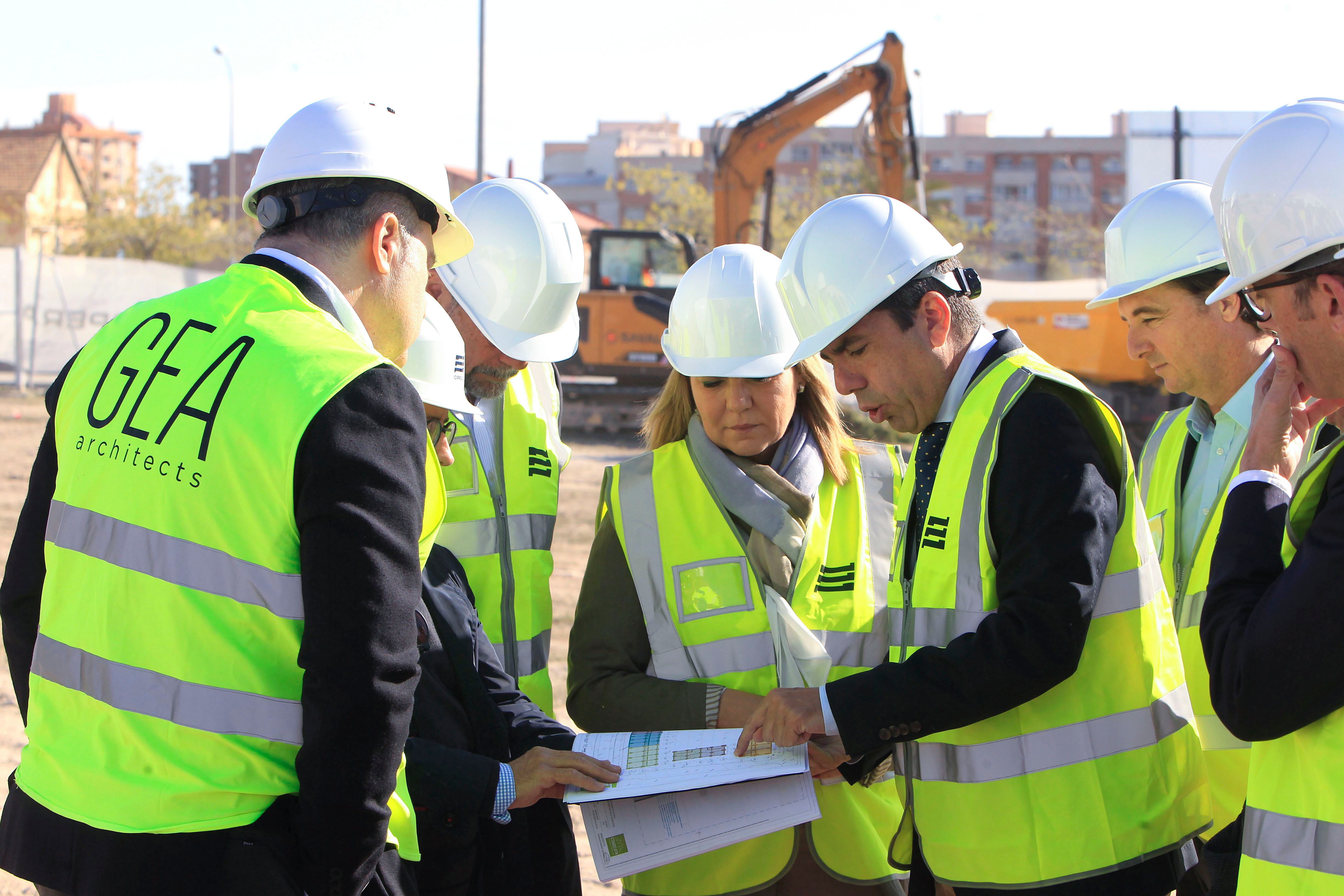 Mazón, durante su visita a las obras de construcción de viviendas de alquiler asequible del Plan Vive en el barrio alicantino de Rabasa. EFE/Morell