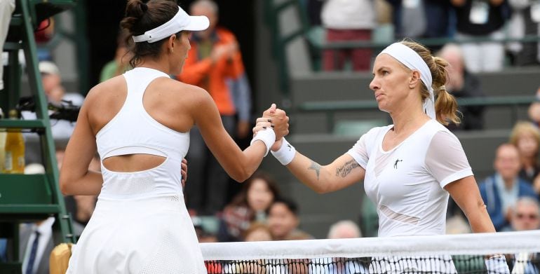 Kuznetsova y Garbiñe se saludan al término del partido