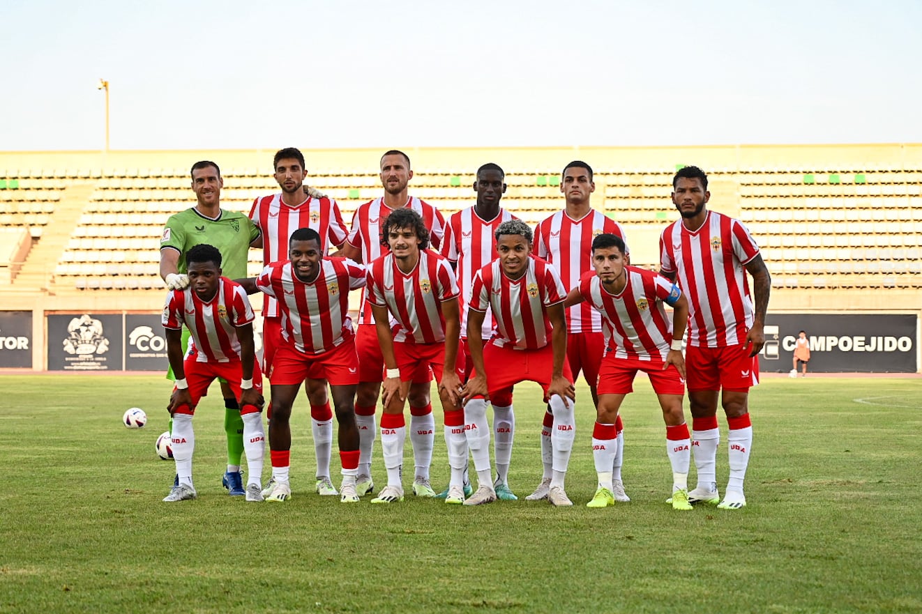 El primer once de Vicente Moreno en el Estadio de Santo Domingo.