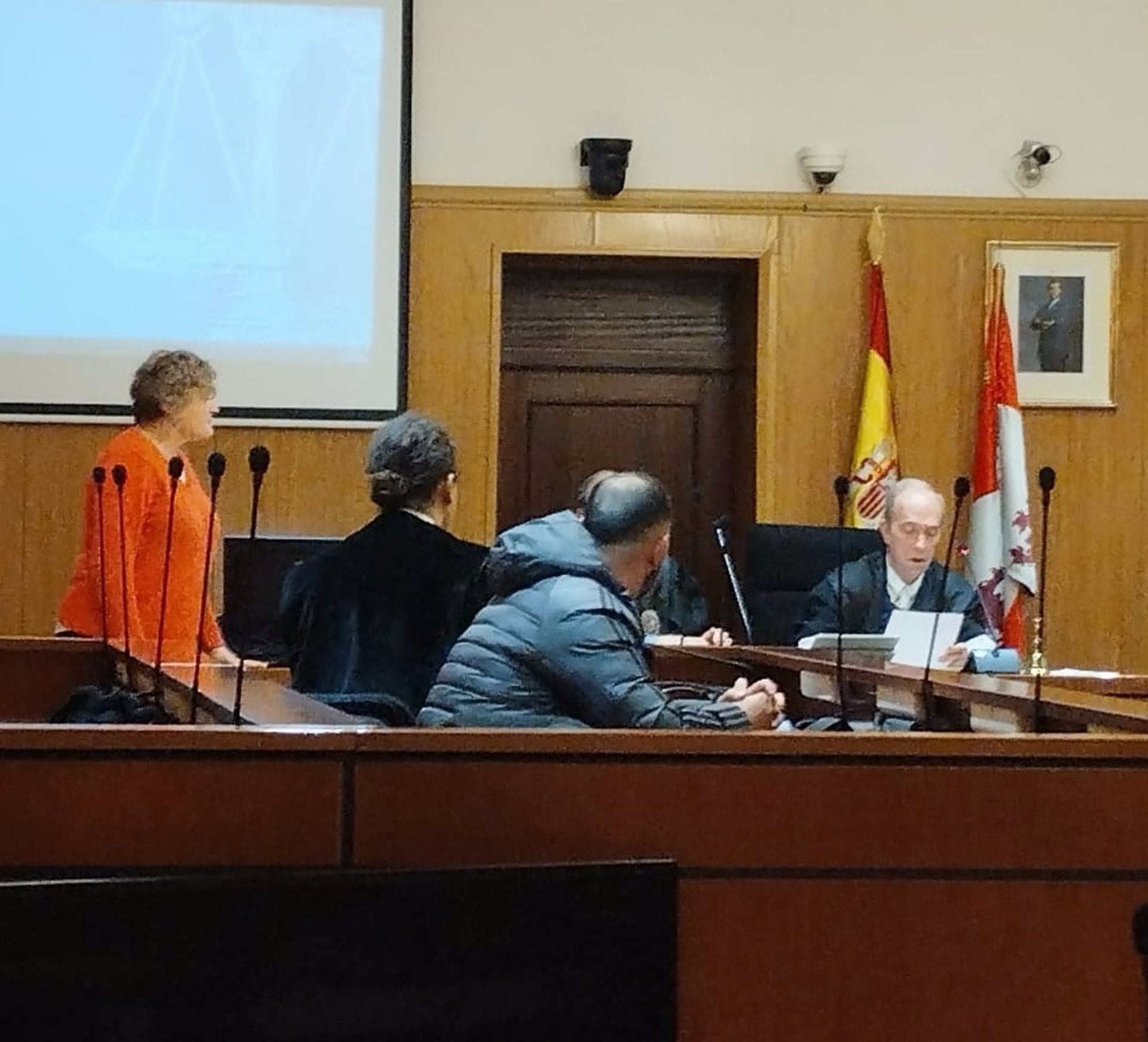 Condenado a tres años y medio de cárcel por traficar con drogas en su vivienda del Paseo del Obregón de Valladolid
El hombre que en febrero de 2024 fue detenido bajo la acusación de traficar con sustancias desde su vivienda situada en el Paseo del Obregón de Valladolid ha aceptado este martes una condena global de tres años y medio de prisión, frente a los seis a los que se exponía inicialmente.

POLITICA CASTILLA Y LEÓN ESPAÑA EUROPA VALLADOLID JUSTICIA