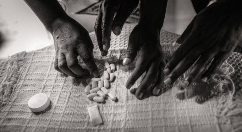 Varios personas cuentan pastillas antirretrovirales en Maputo, Mozambique 