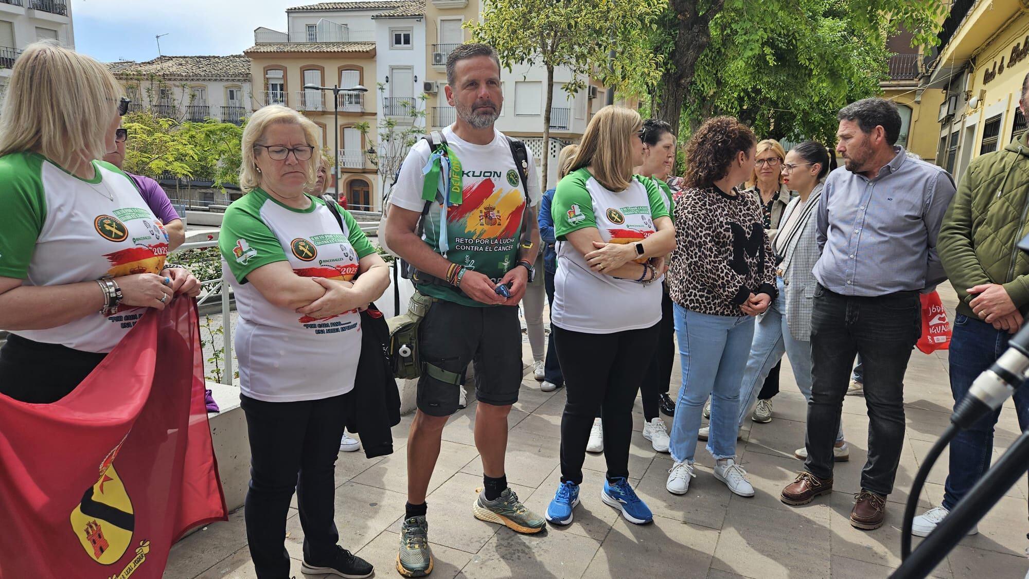 Momento del recibimiento a Víctor Henares en la Plaza de España de Jódar