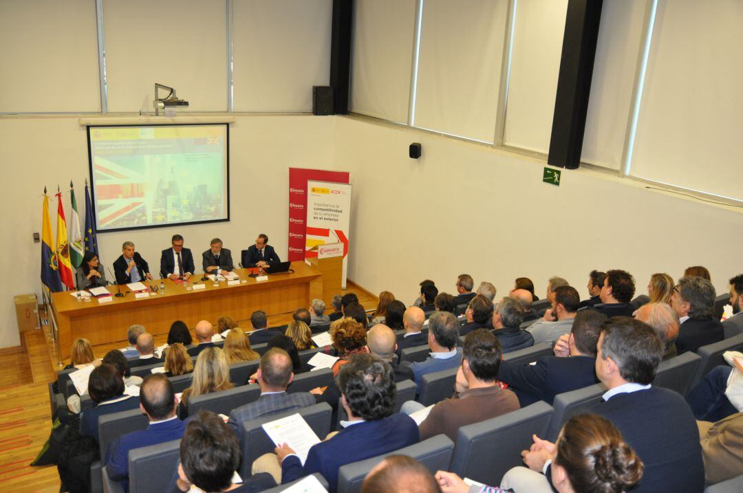 Un centenar de empresarios han asistido a la jornada celebrada en la Cámara de Comercio.